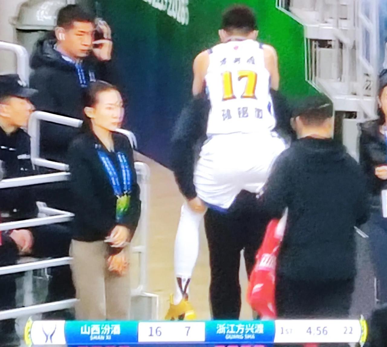 广厦这球队有点奇怪啊，本来俱乐部杯跟吉林打都相互谦让，进入到四强，老板有想法了，