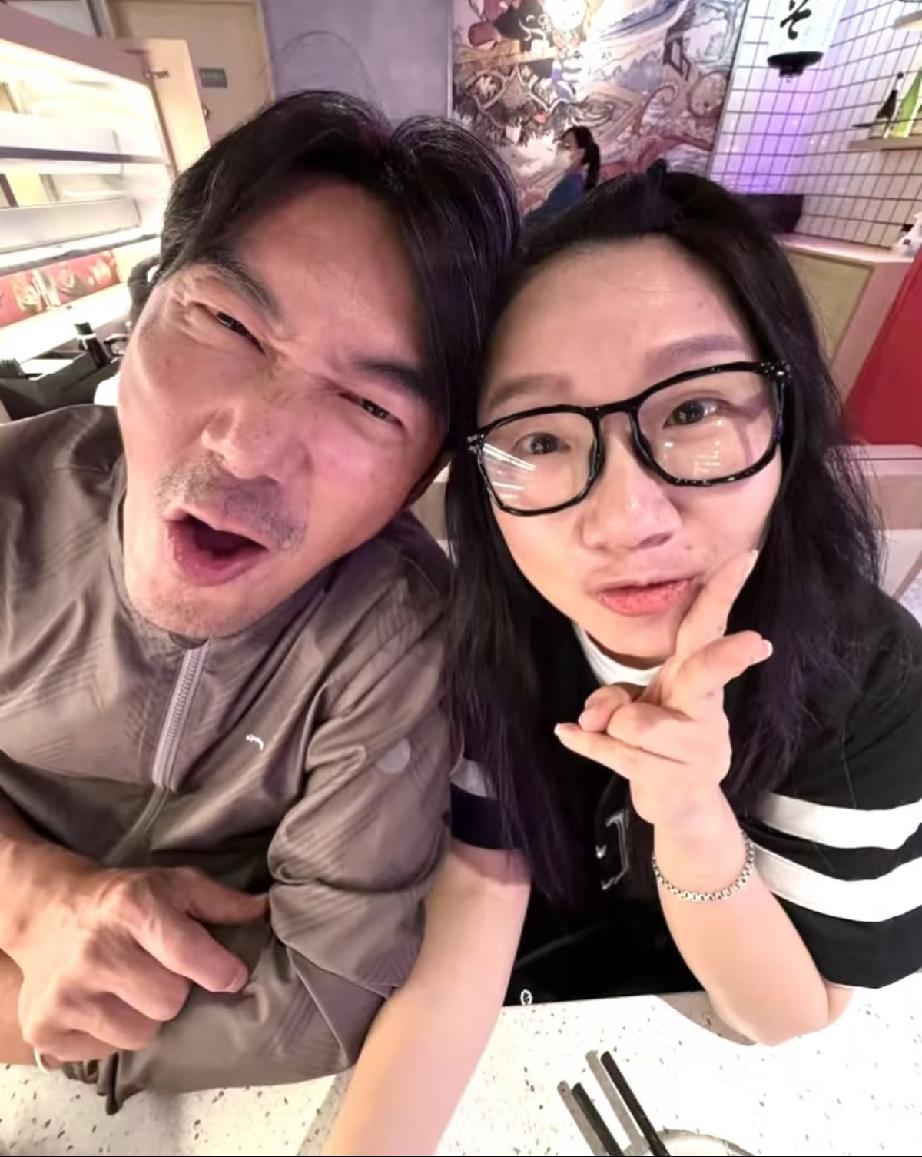 9月11日，陶晶莹晒与李李仁结婚21周年纪念日照片，儿子李悟出镜，李李仁胡子白好