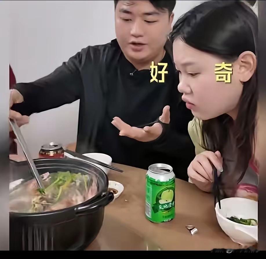 张家齐一句“我同意”，直接把全网笑疯了。事情是这样的：她跑去全红婵老家，跟全