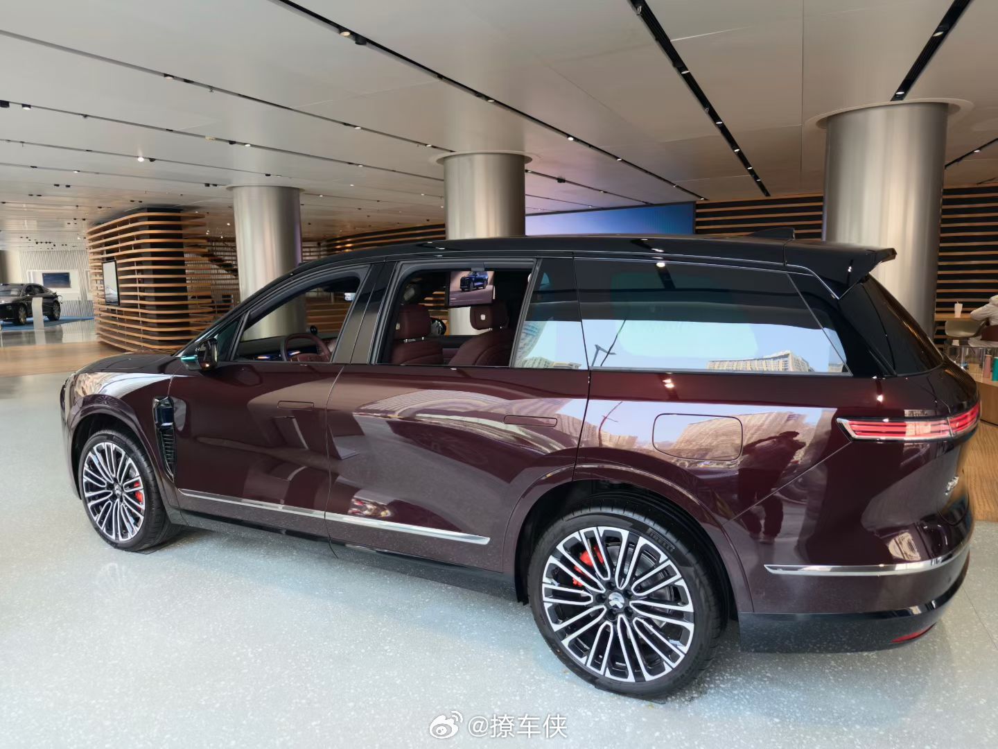 蔚来全新ES8M42星云红车色到店了，顶级漆面工艺彰显旗舰质感，全国限量199