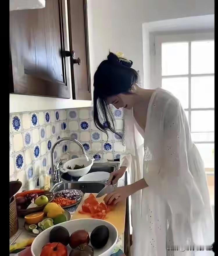 超模何穗下厨做菜，长的好看还这么贤惠，难怪陈伟霆娶她当媳妇