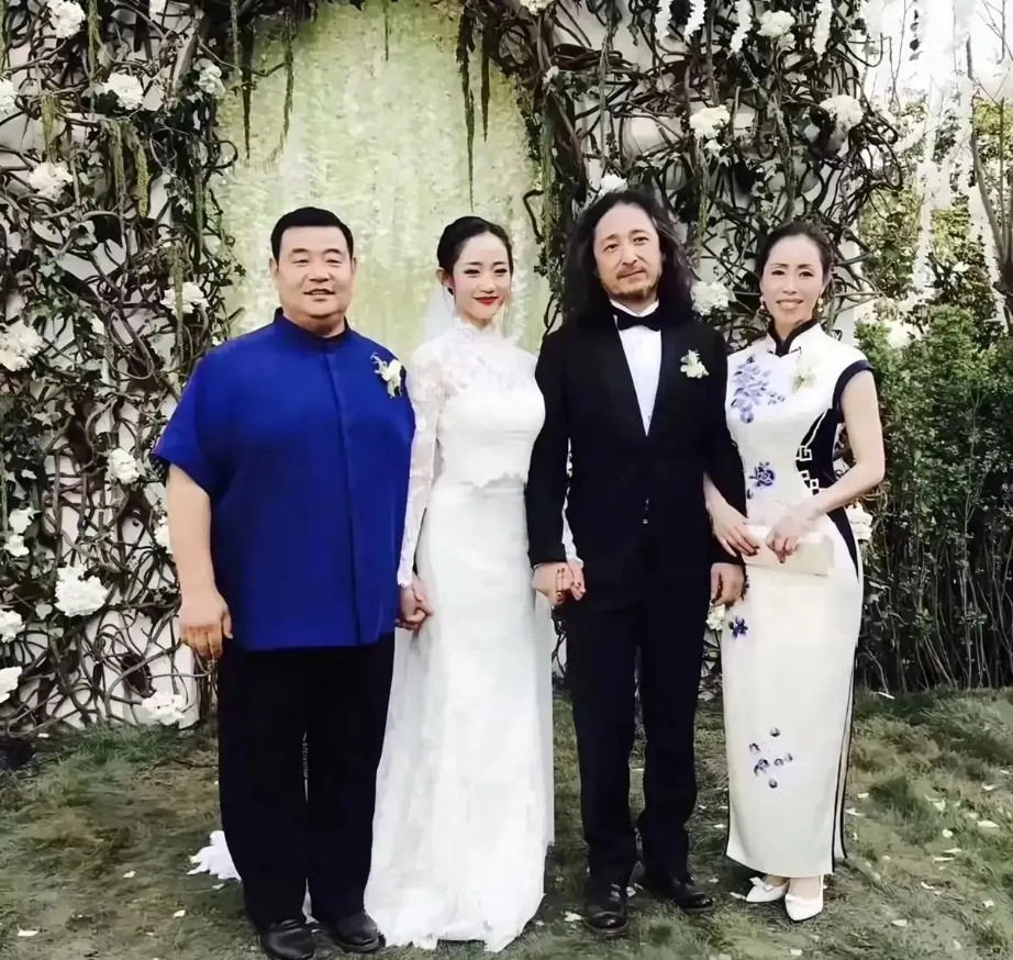 倪萍曾问过万千惠的妈妈汤晓芳：“你当初为什么会同意女儿嫁给比她大25岁的三宝
