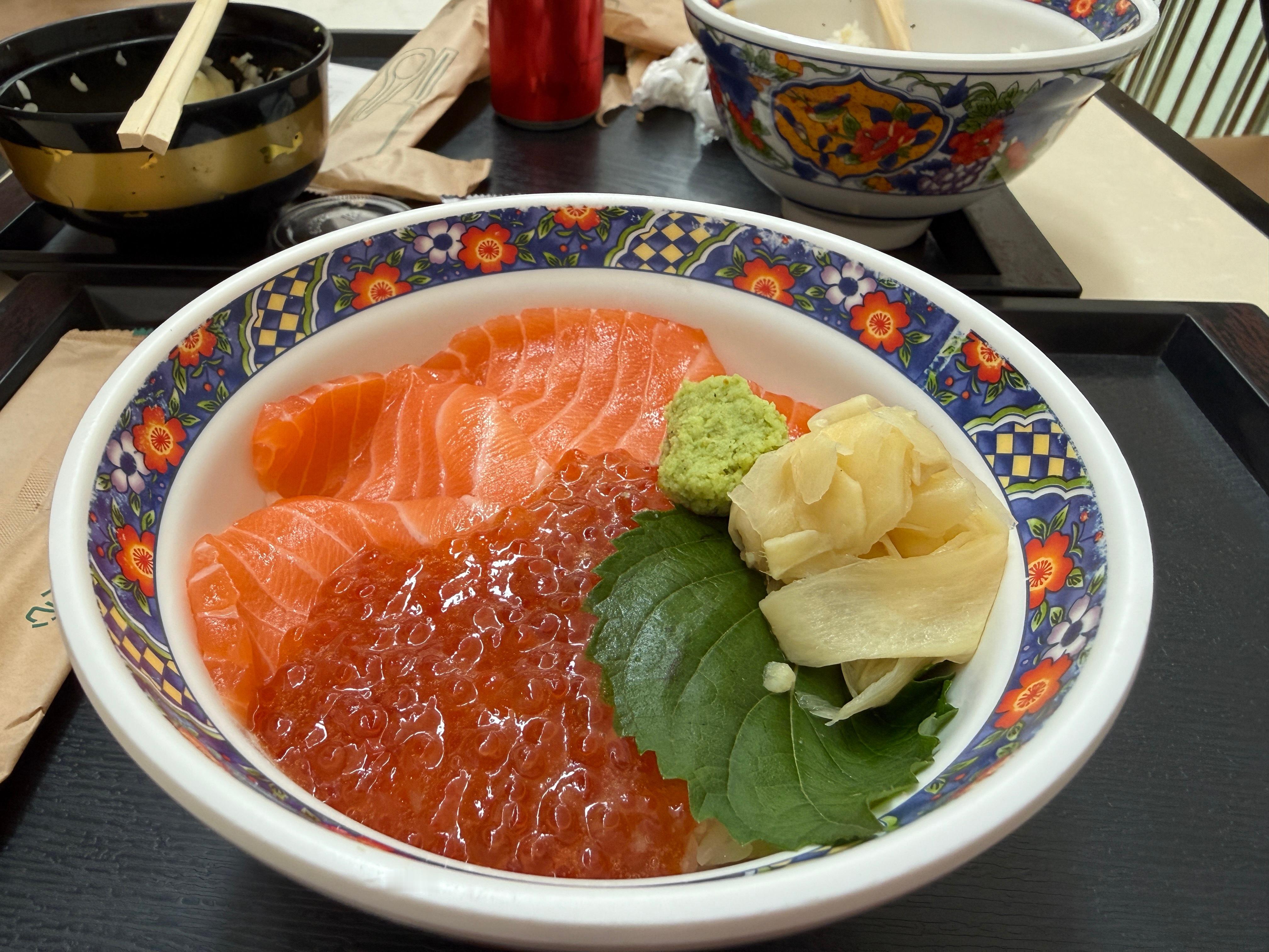 机场吃了一碗天妇罗饭，没吃饱，又吃了一碗三文鱼亲子洞，吃完上飞机，飞机餐又来了，