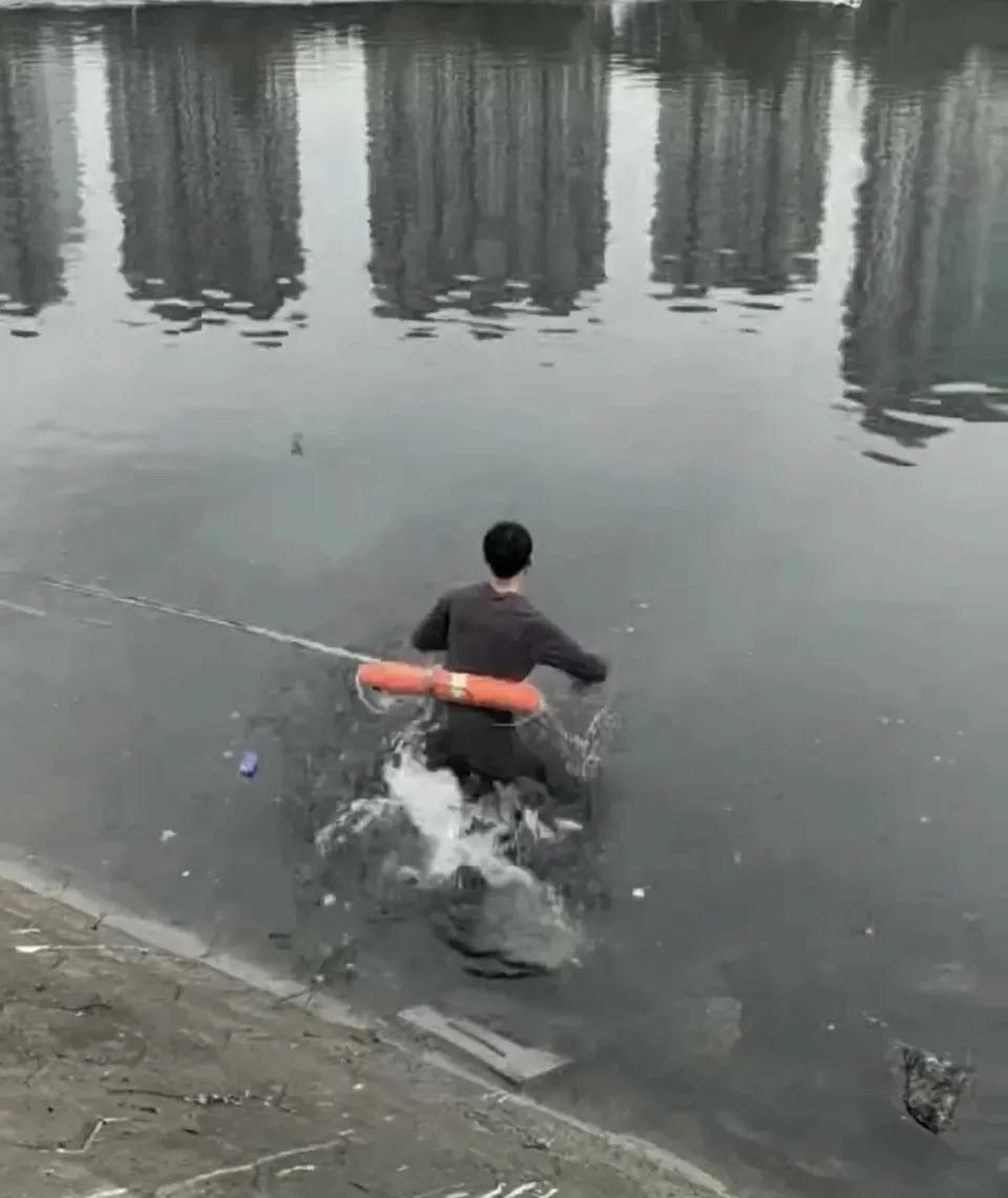 “你的外卖可能要晚点到——你的外卖员正在跳河救人！”1月19日，成都4℃的寒