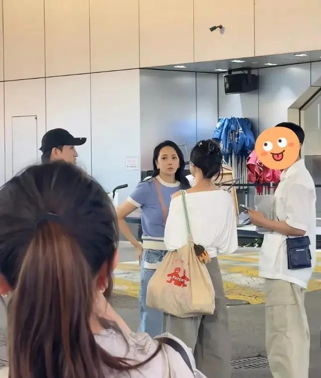 伊能静东大门采购衣服，穿着随意素颜出街，却比化了妆看着还年轻