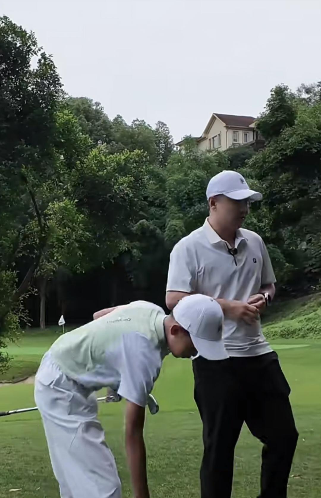 王皓休假，与妻子闫小雅一起陪大儿子海苔去打高尔夫，五点半就起来陪儿子训练，
