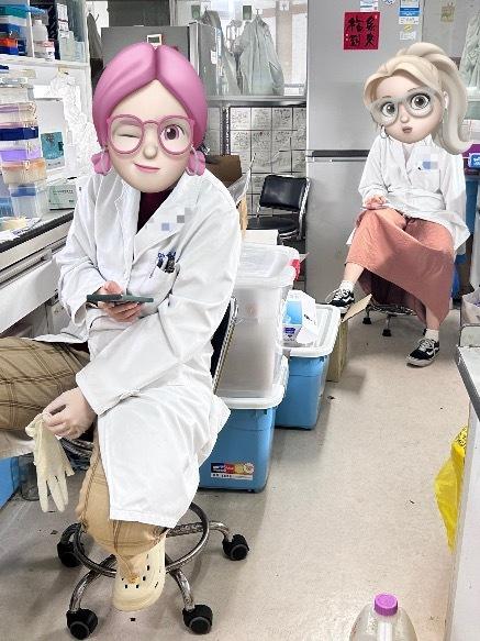 实验室人摸手机的统一姿势belike