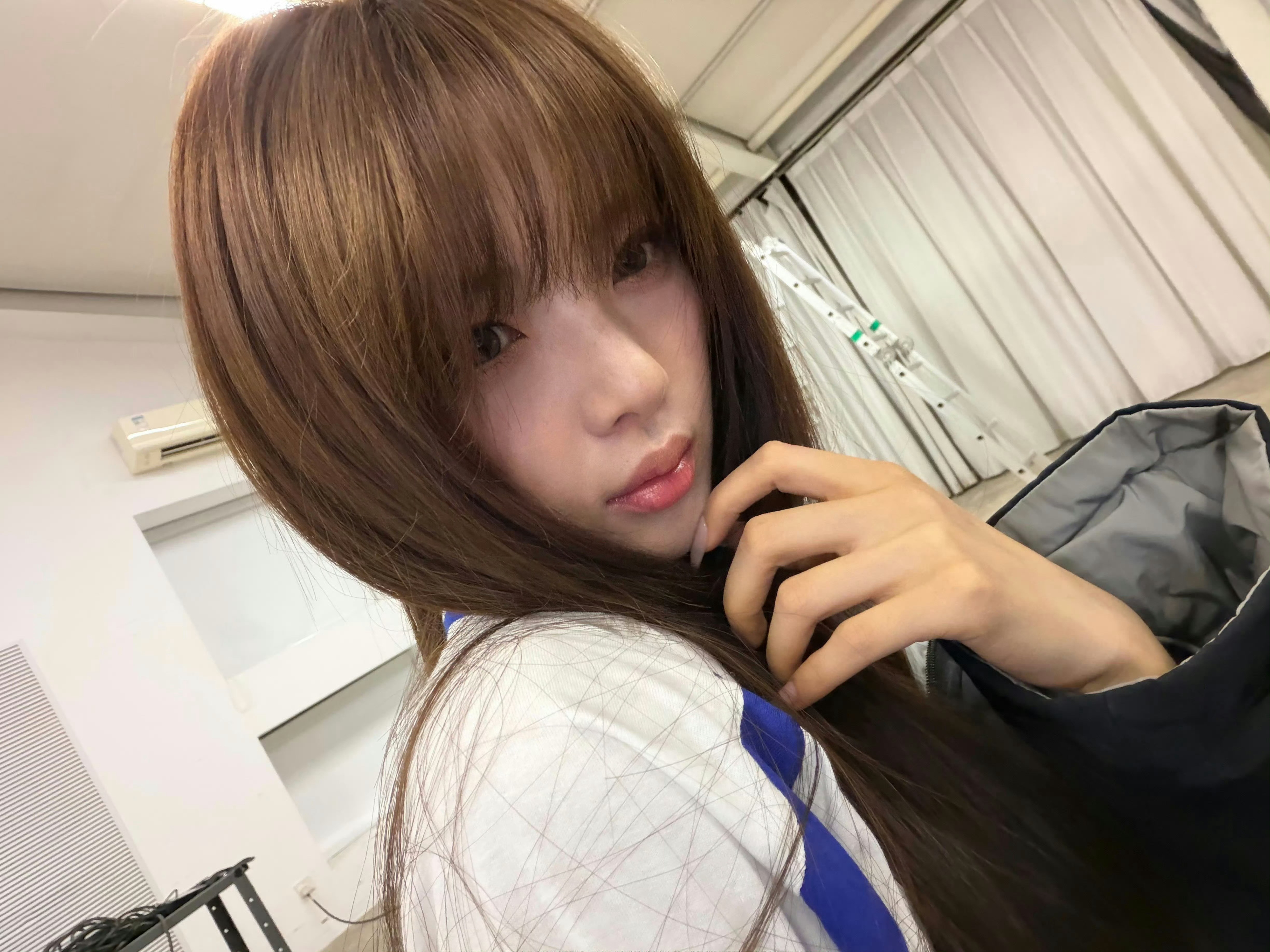 杨超越的脸只有一个巴掌大救命！杨超越巴黎时装周机场出发视频里，脸真的只有一个巴