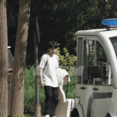 王楚钦出发首钢园了，这是奔着直接去抽签的节奏啊！这是多久没见到双世一一起抽签了