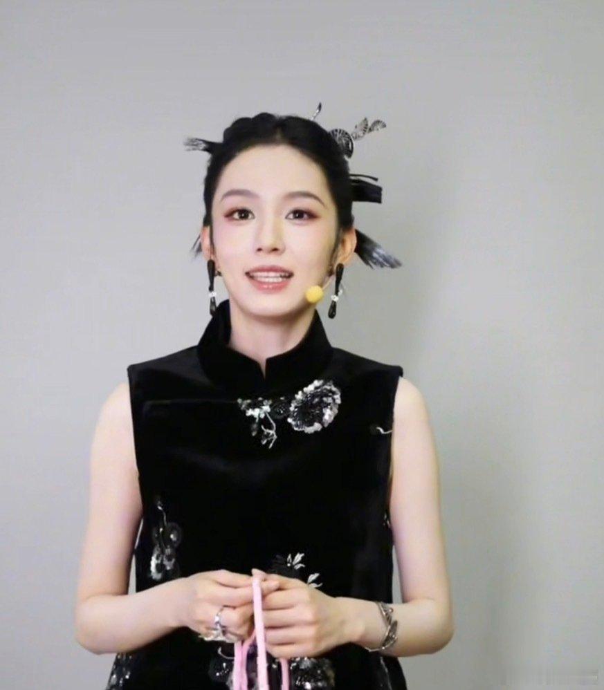 周也黑色国风新中式的美宛如夜空中独特星辰✨黑色国风新中式造型下，她冷飒气质被展