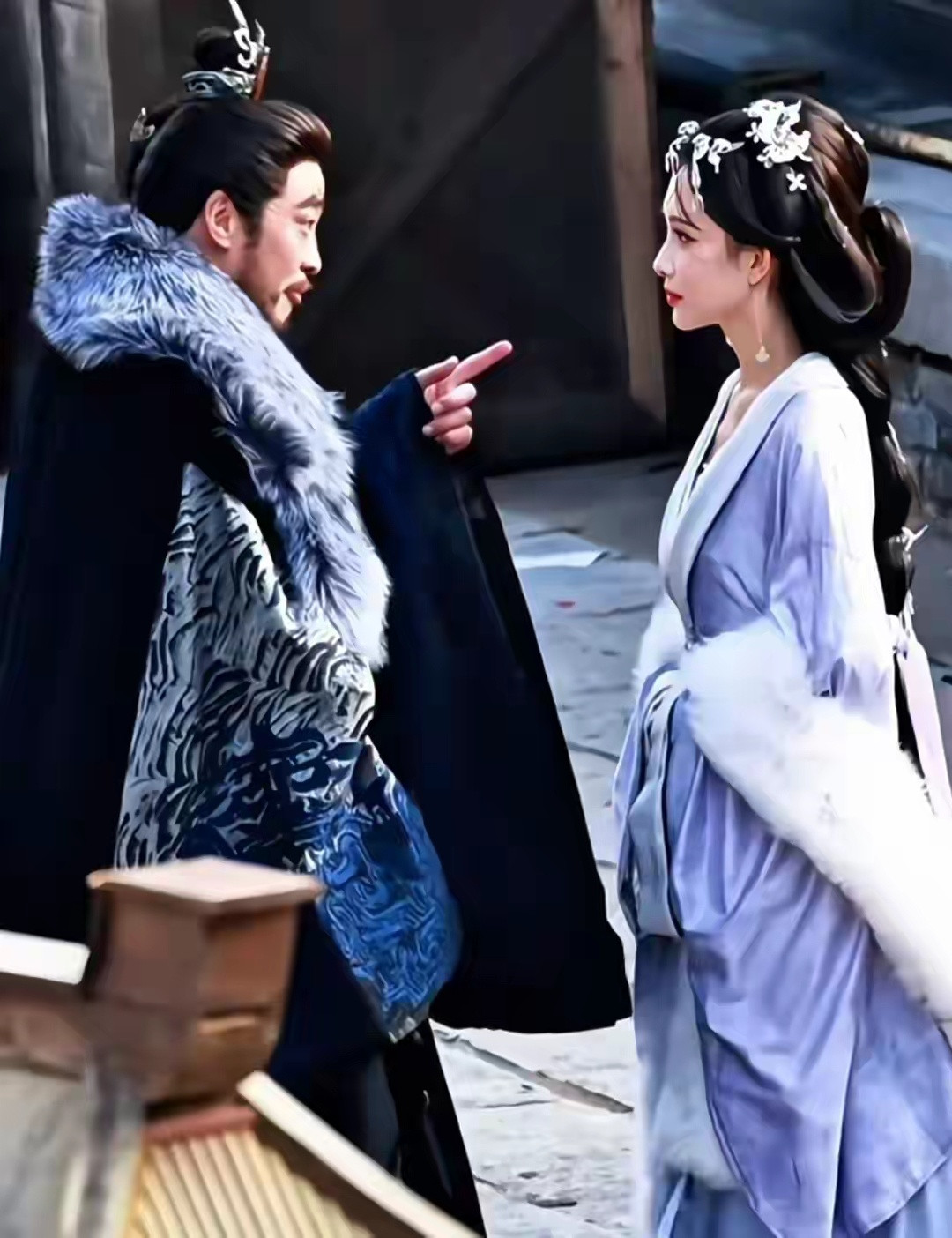 何瑞东哪里像孟子义父亲，明明就是大王跟美人。