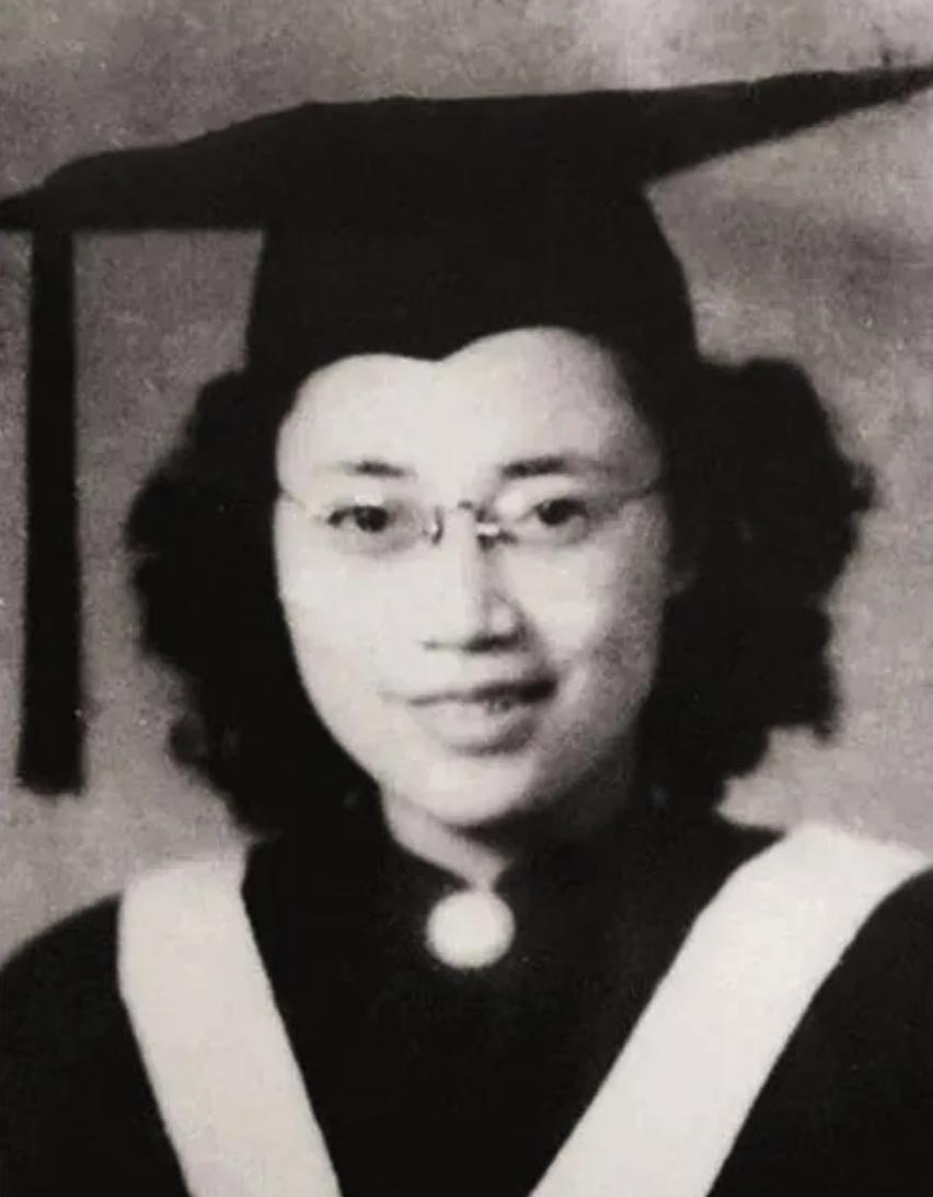 1950年，萧明华被捕，面对审问，她宁死不屈，可她想起了外面的同志还在救她，竟对
