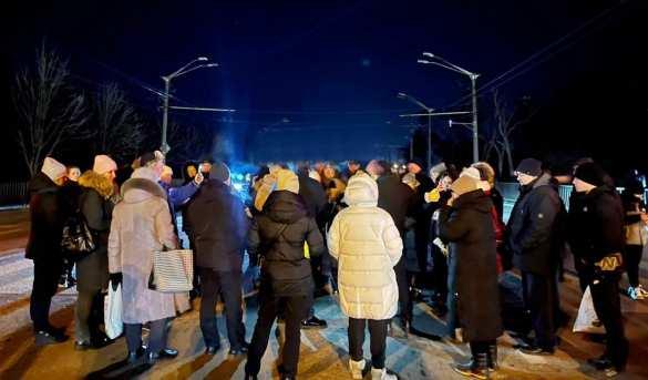 乌克兰爆发大规模抗议：因缺电，人们封锁城市道路大规模抗议席卷了乌克兰。由于缺