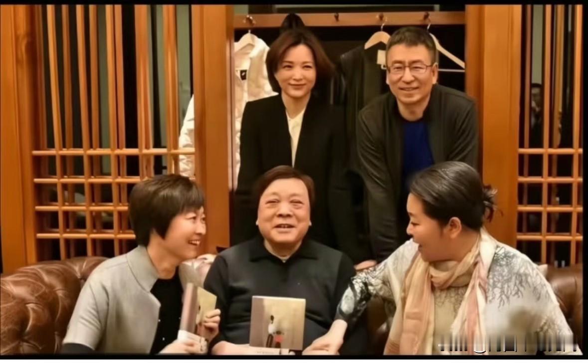 这五位都是央视家喻户晓的著名主持人，前面三位分别是倪萍、赵忠祥、敬一丹，老朋友们