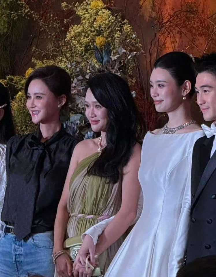 真丝衬衫配牛仔裤去喝喜酒，这操作我是真没看懂！奚梦瑶何猷君在澳门办答谢宴，半个娱乐圈到场，陈乔恩、金
