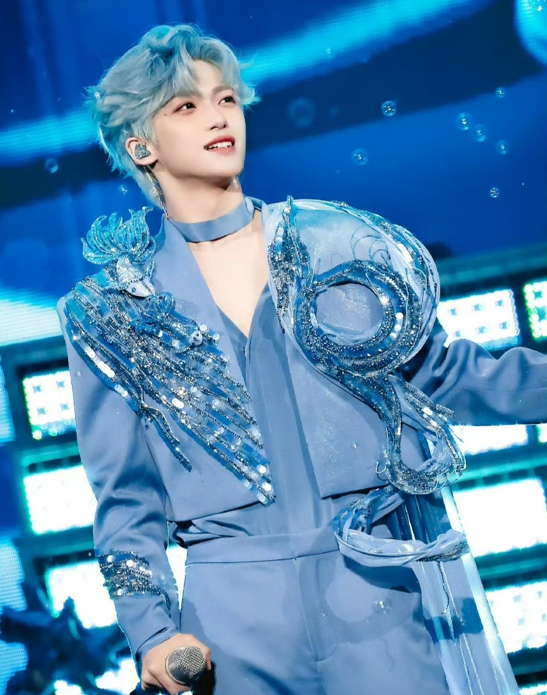 梓渝演唱会的上座率看来我真的是老了。热搜榜上第二的有一个叫梓瑜的演唱会，上座率百