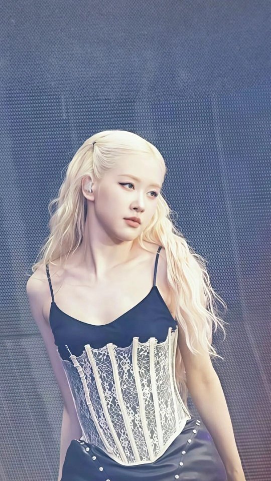 朴彩英没转身前以为是小孩朴彩英光看背影简直是元气满满的小朋友，蓬松卷发衬得肩头娇