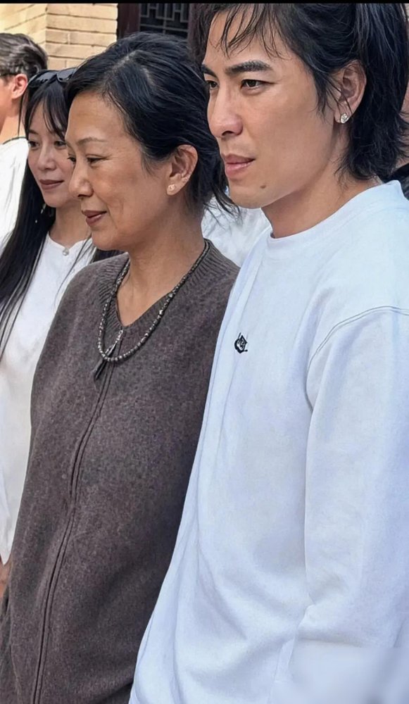 萧敬腾把600多位宾客的礼金，全捐了。婚礼上他看林有慧的眼神，跟看别人完全两码事。这姐比他大14岁，