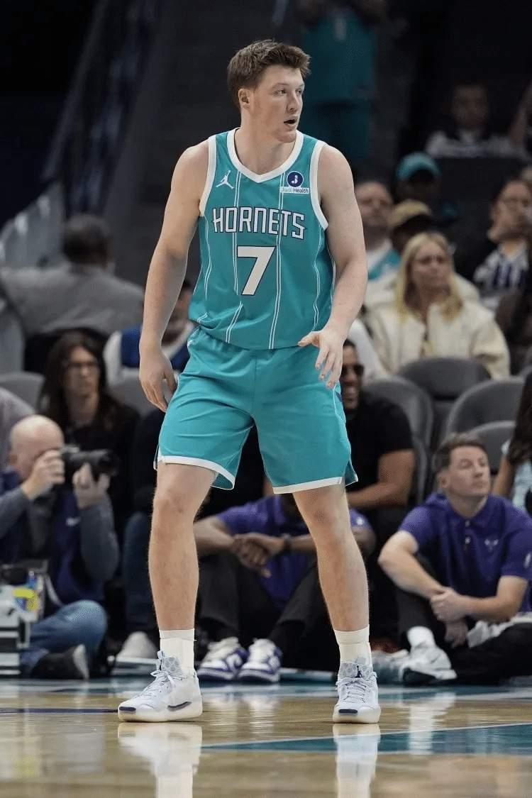 克尼佩儿唯一的弱点就是长得不厉害黄蜂战胜老鹰，克尼佩儿上场35分钟，投篮17