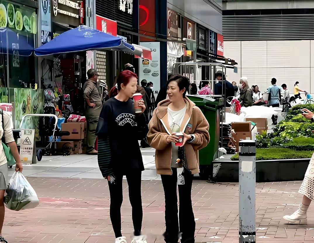 香港的路人都不追星的吗？这么大的明星，居然没有人围上去要签名。