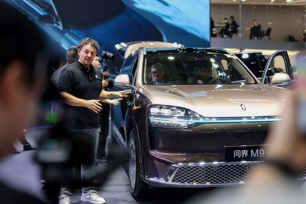 北京车展问界太炸了！M6一登场直接成焦点今年北京车展，问界展台绝对是E2馆