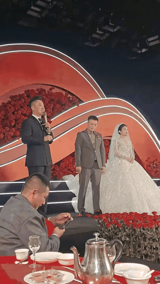 新郎烟瘾犯了，婚礼上抽烟缓解一下。新郎结婚，在婚礼上突然烟瘾犯了，竟然偷偷抽烟，