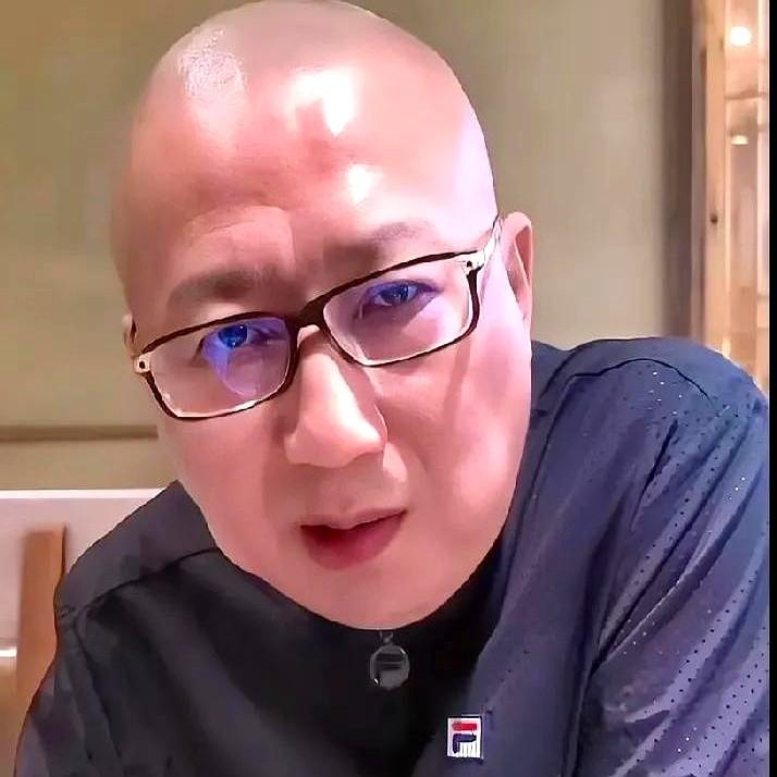 老汪把没大没小表现的淋漓尽致。要说老汪这股子莽劲儿，真不是装出来的。杨少
