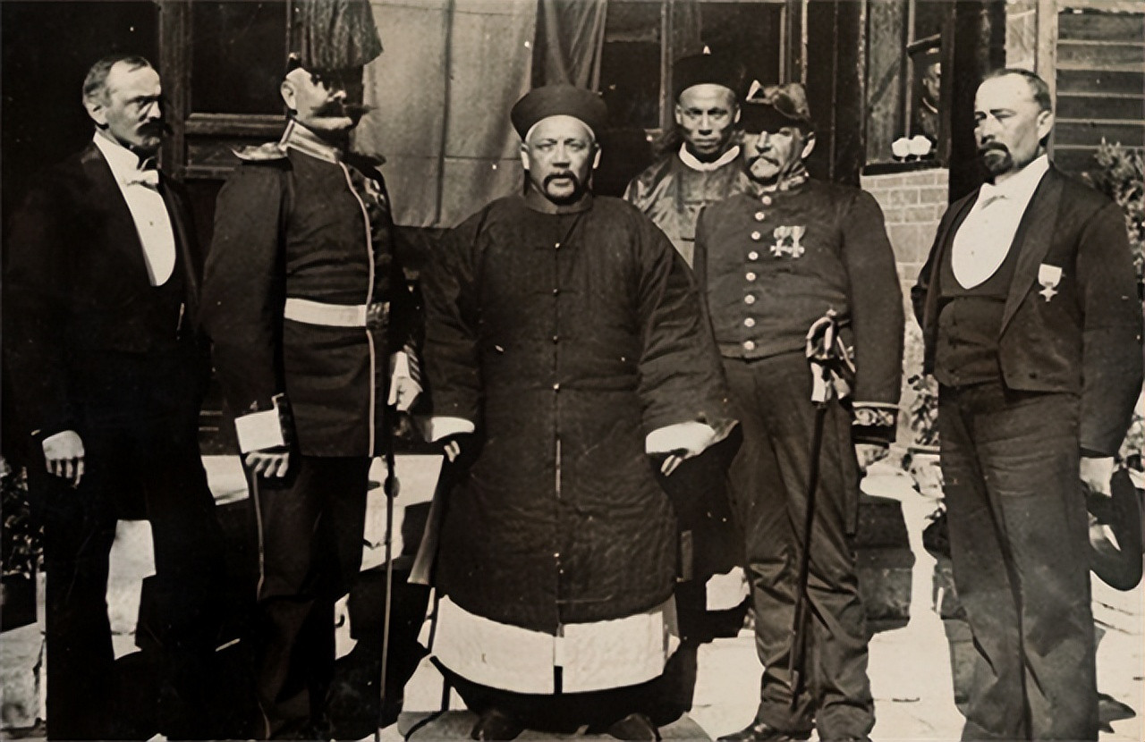 1916年民国第一任大总统袁世凯逝世，发妻于氏痛哭着在灵堂上嘟囔着：你一辈子弄了