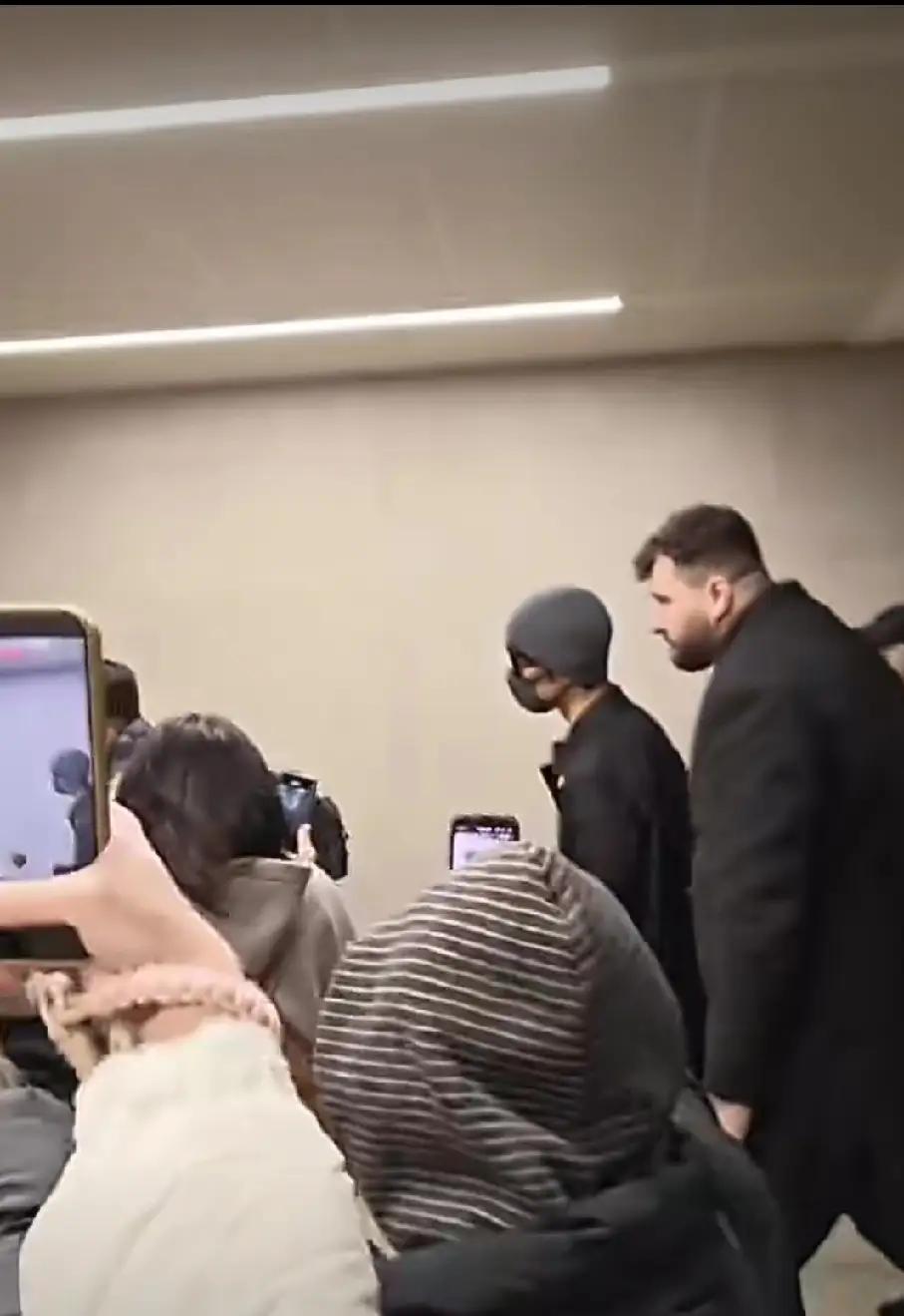 肖战身边那座“2米山”火了：原来安全感也可以有身高单位！1️⃣身高2米