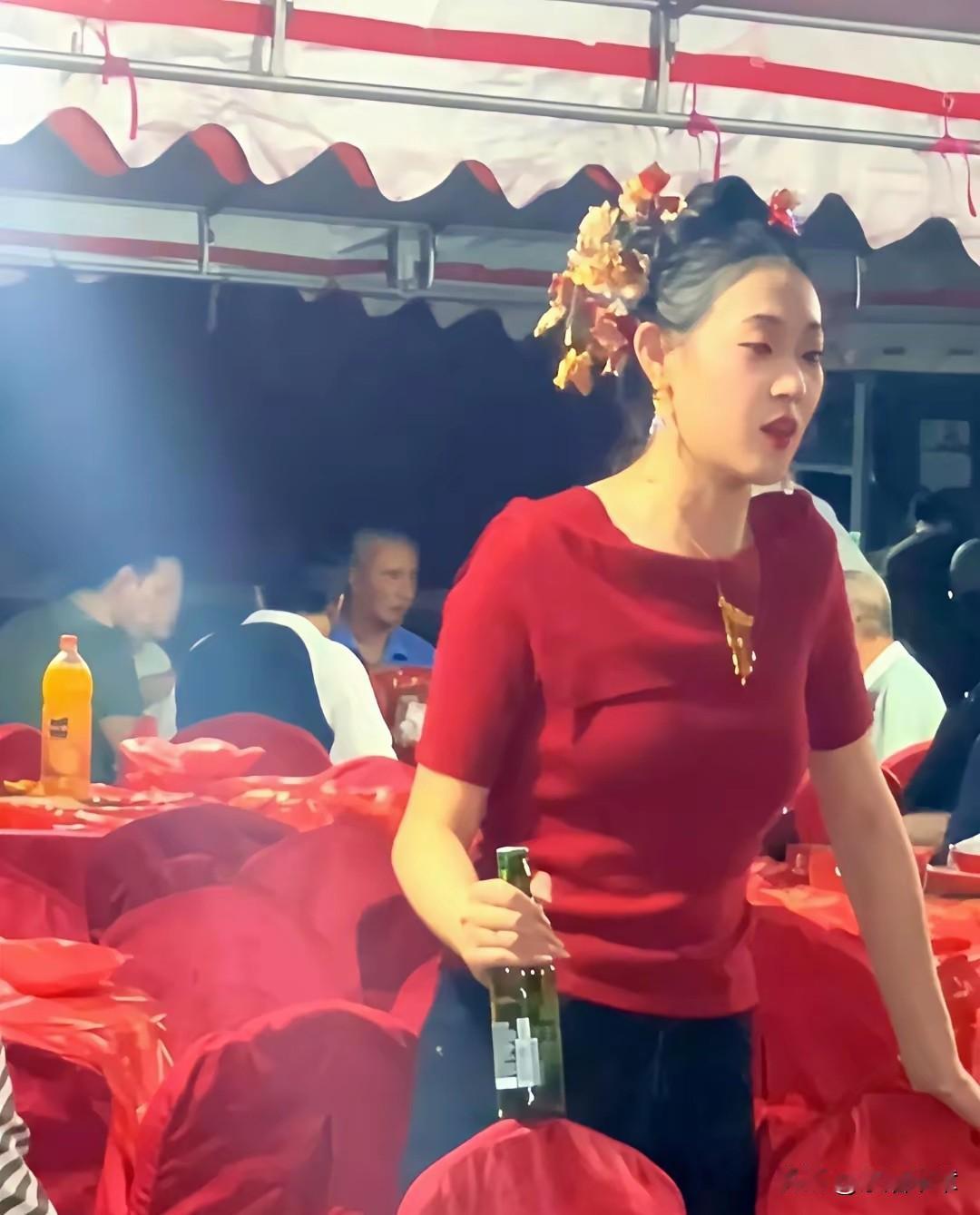 有个婚礼，新娘敬酒时，直接把婚纱脱了，开始喝酒，大家都在看，这什么情况，有人觉得