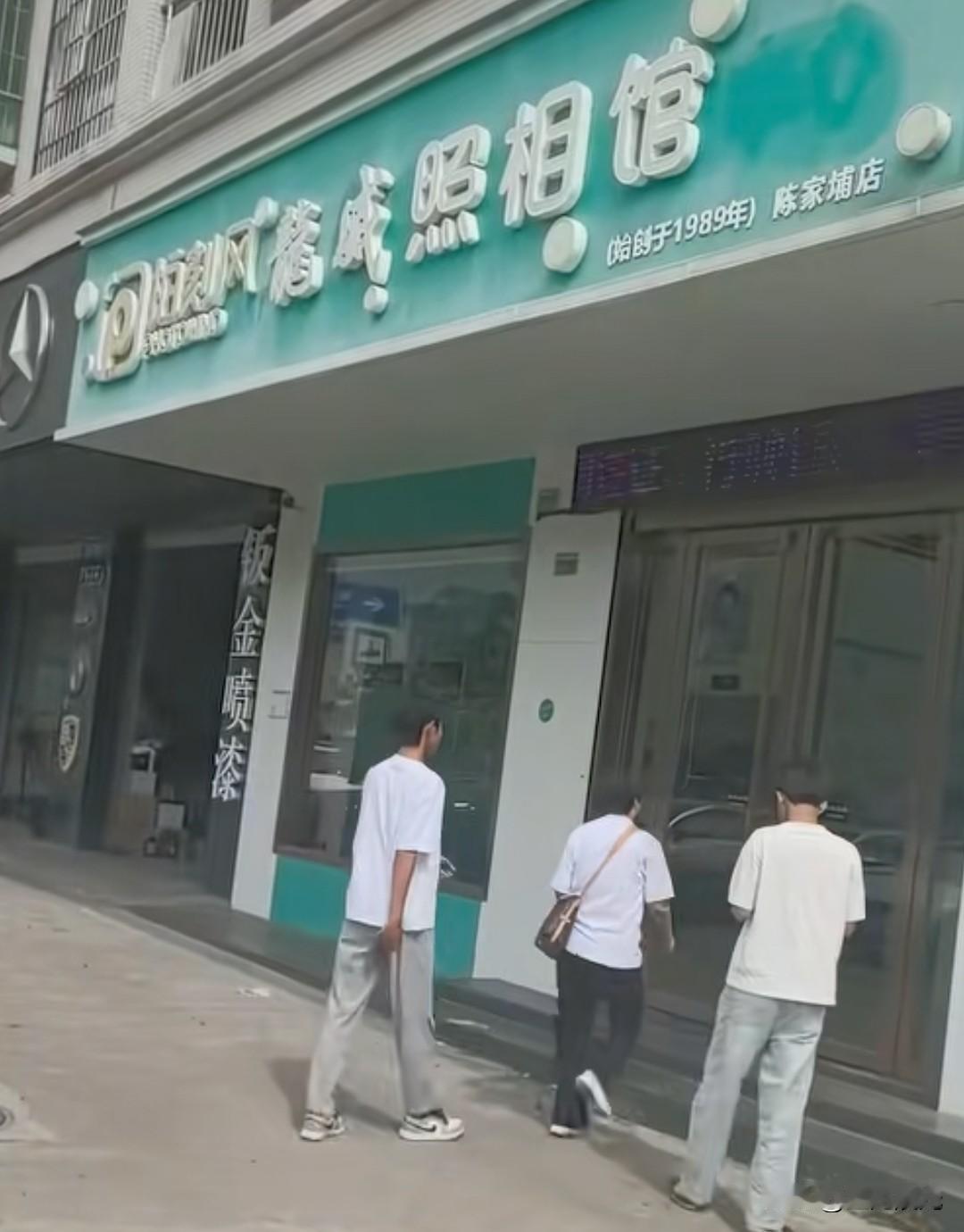 看到叶妈给叶锐聪办身份证，我忍了看到带他去一家1989年开的老照相馆，我也忍了