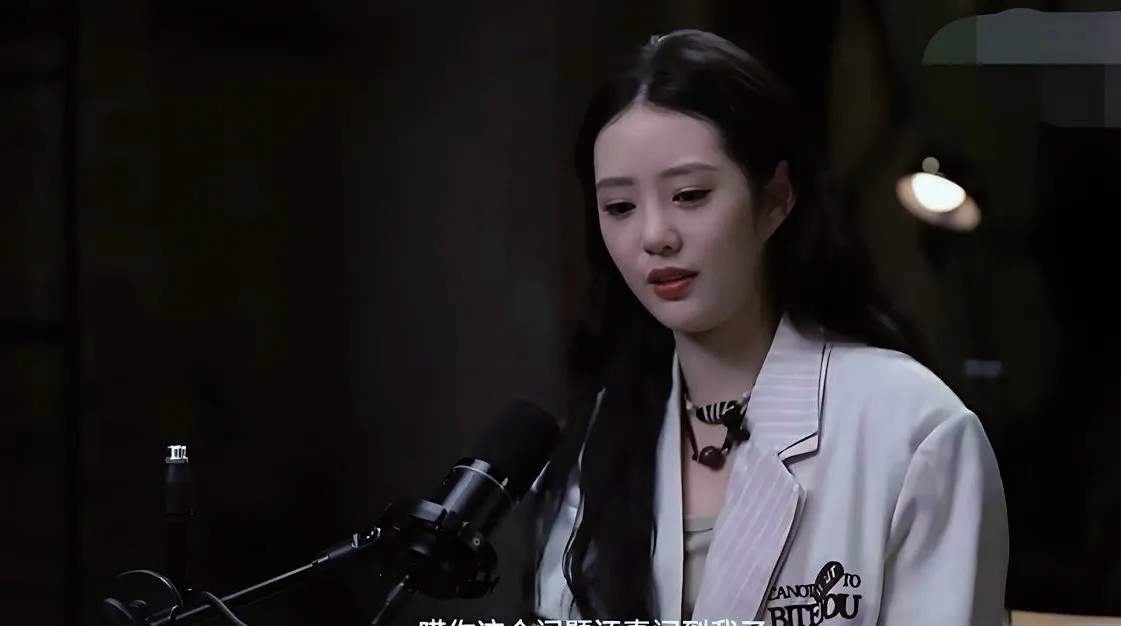 徐艺真这话太敢说了！短剧观众根本不在乎演员谈恋爱。她在节目里直言：剧里甜