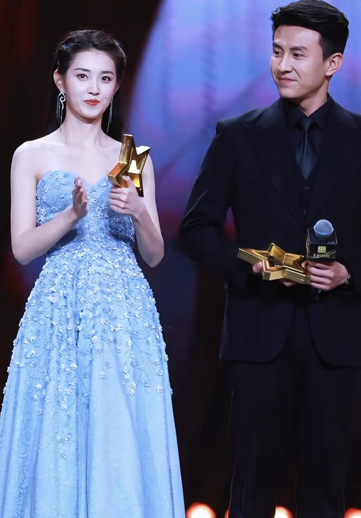 cp这事真的很玄不信你看郭宇欣和刘潇旭昨晚国剧盛典，郭宇欣一入座，老刘的