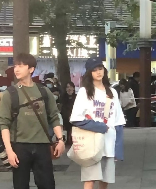 关晓彤旁边这个帅哥是谁，怎么那么帅气。​​​