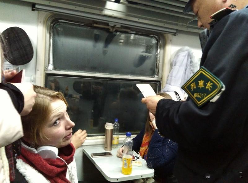 想娶俄罗斯女孩，还真得费点心思。自身条件上，身高最好一米六五以上，不然人家大高个