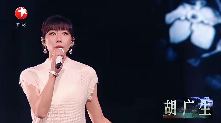 东方卫视跨年晚会这波操作，真是让人大跌眼镜。任素汐刚开嗓，话筒突然没声——换作有