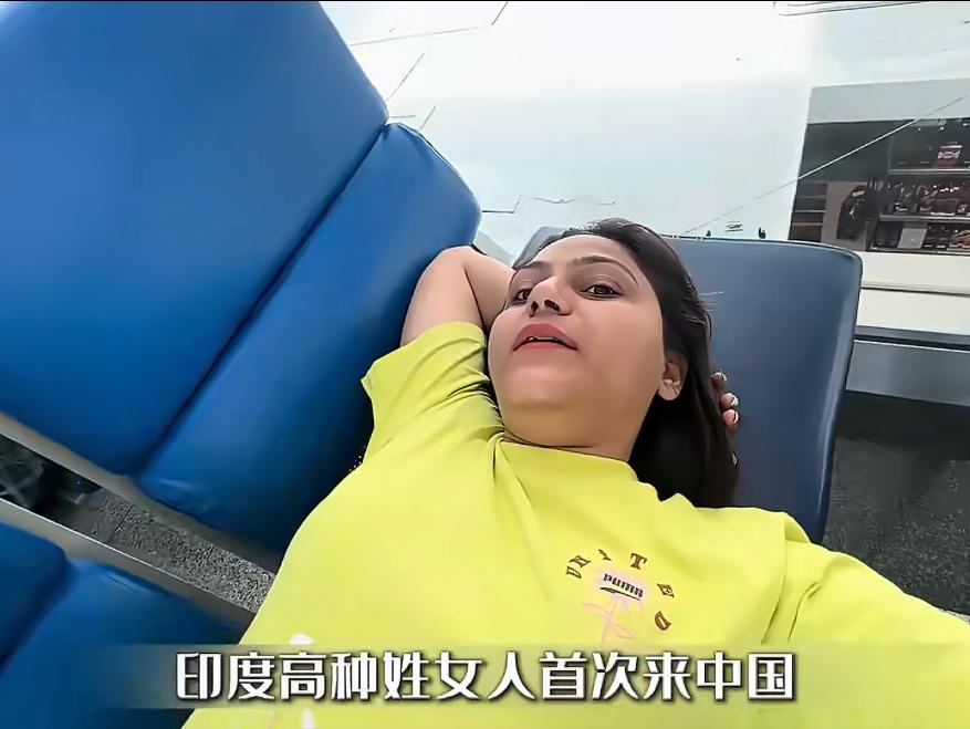 印度高种姓女子来华旅游，带着高傲命令的语气占座，她想要坐在靠窗旁边，于是她对着大