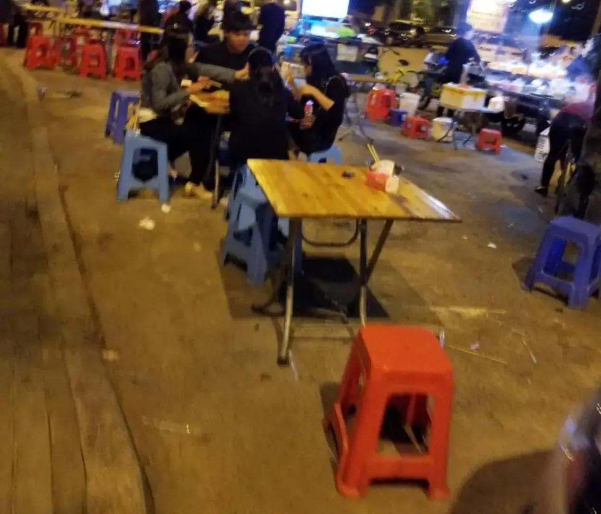 现在的路边摊简直成了暴利行业，都想通过，出摊卖小吃暴富吗？许久不去路边夜市逛逛