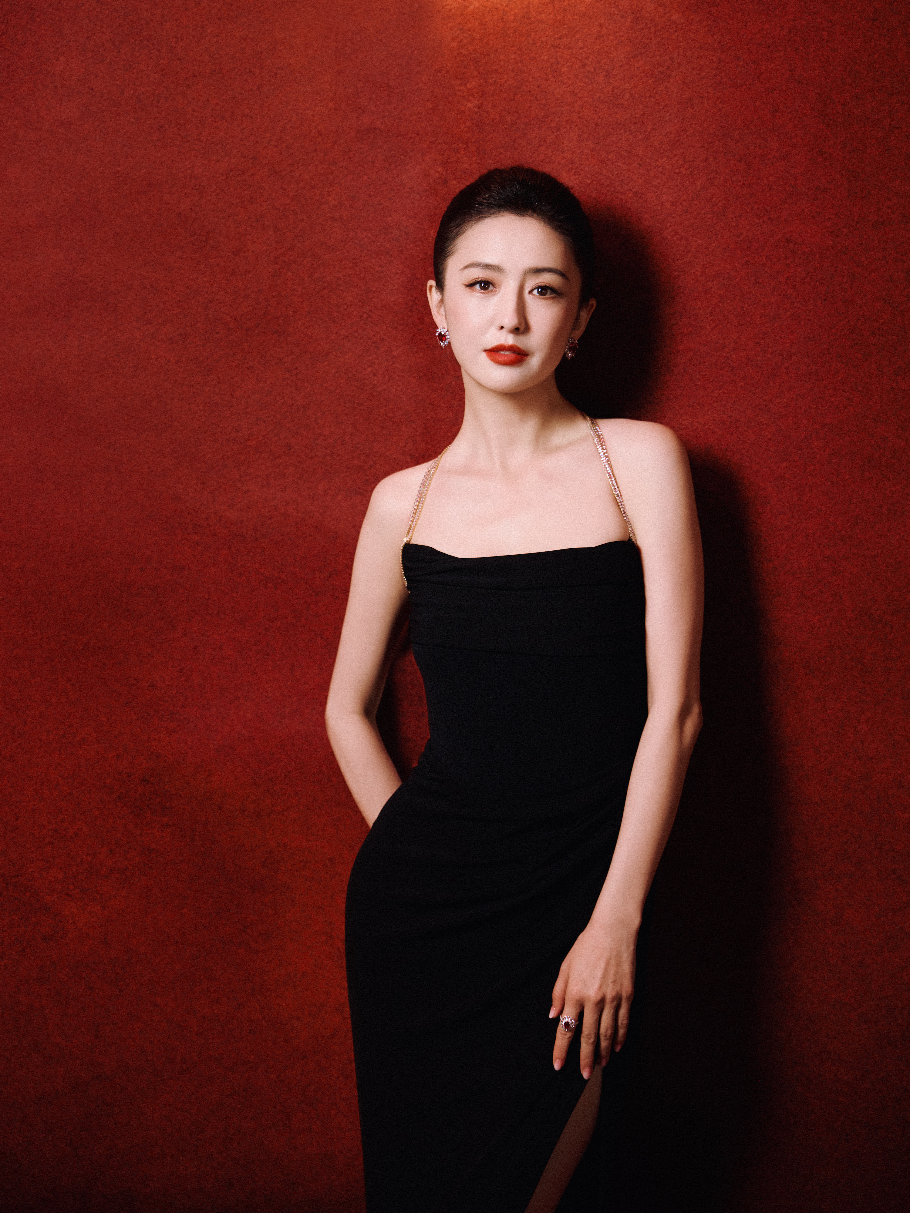 佟丽娅▪️你好佟丽娅复古摩登，极简线条静诉典雅，于光影流转间沉淀时光韵味。 福