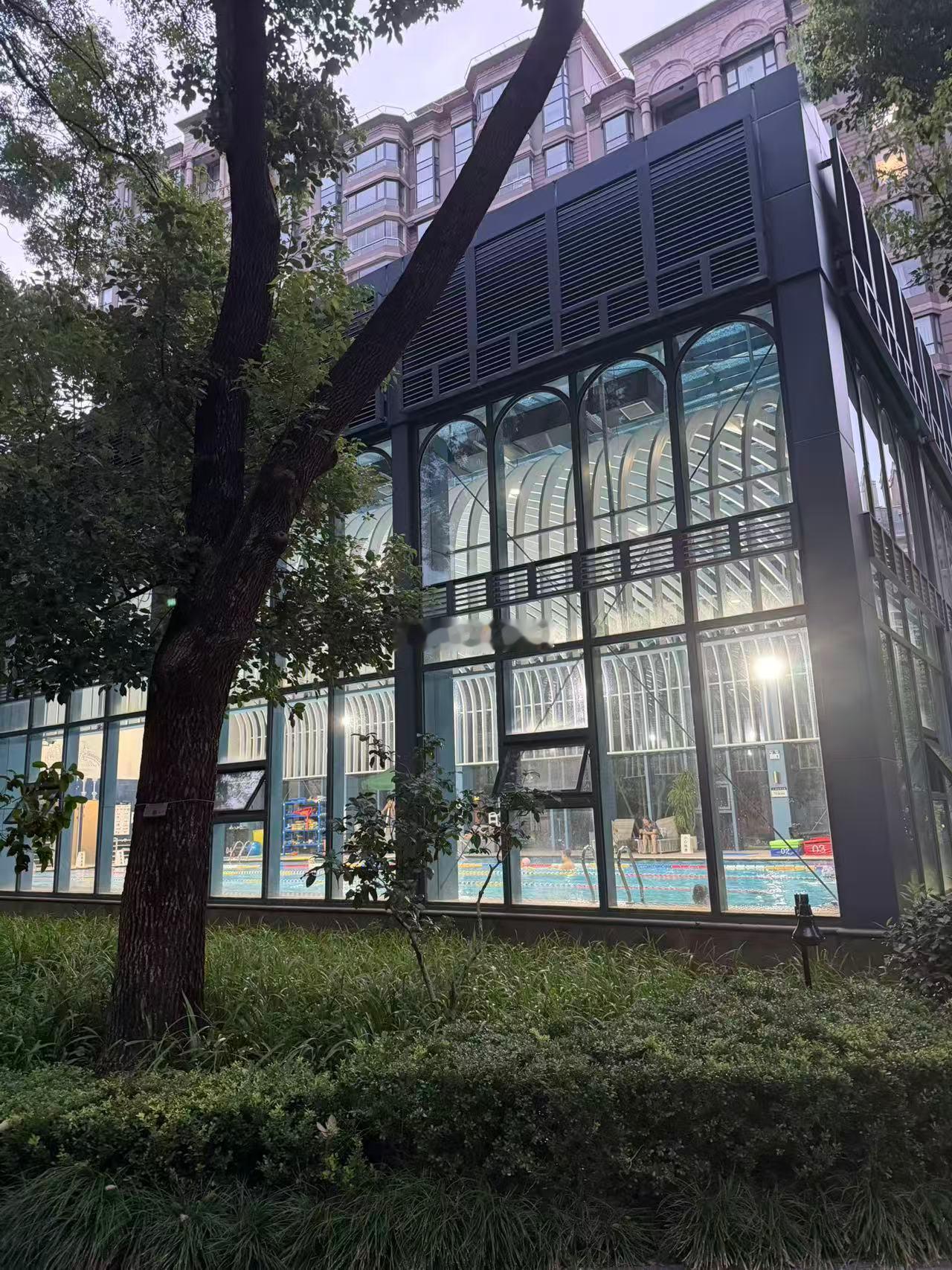 上海古北，15万一平的小区，游泳池 会所，最后依然全部对外营业。   ...