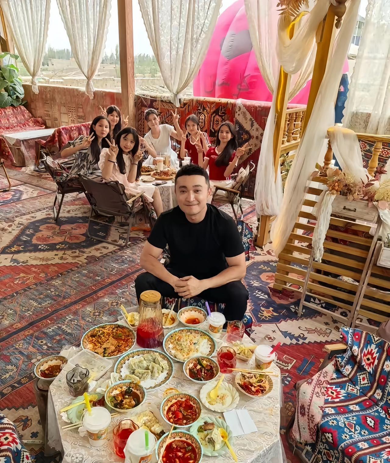 尼格买提与好友聚餐，在新疆招待客人，这一桌算是比较接地气的菜了。看来哪里人都爱
