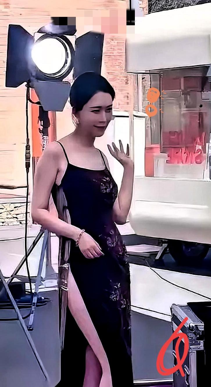 我以前真以为，郭德纲说相声是为了逗我们乐，瞎编的。他说有个女演员穿旗袍，开衩直