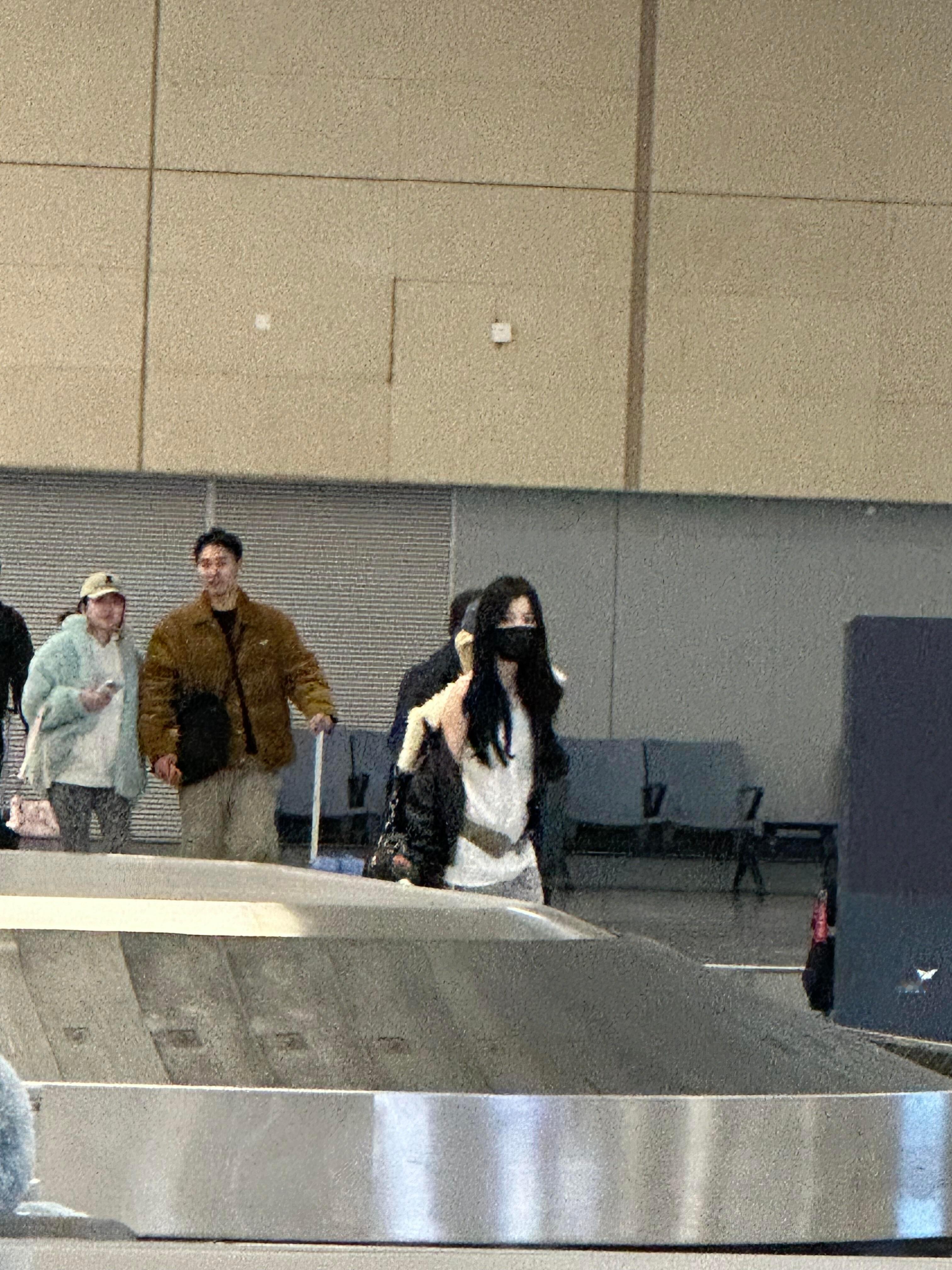 机场偶遇虞书欣搞不懂她好好外套非要把肩膀露出来，难道这就是引流？