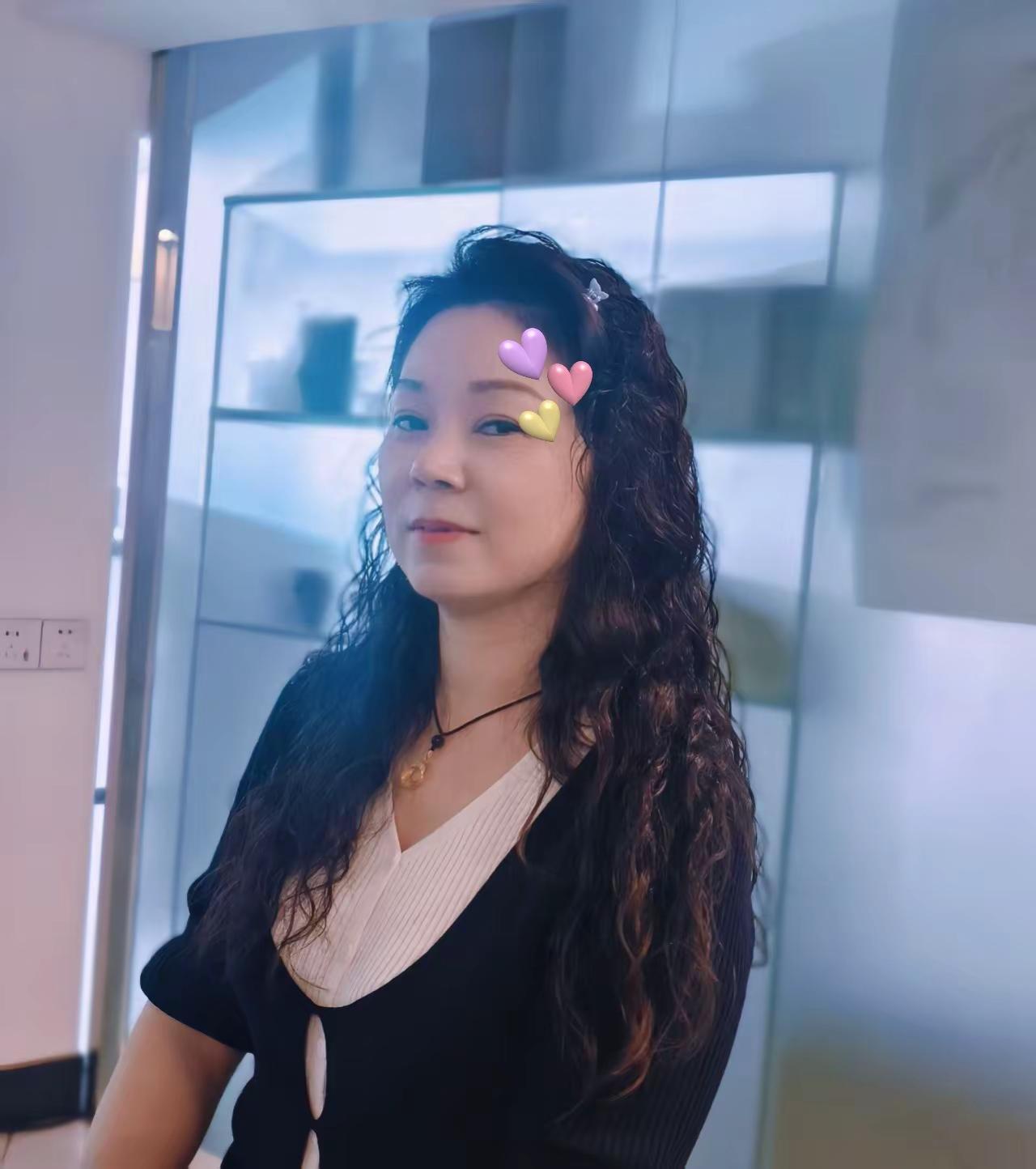 我烫个头发，这几天客人都说好看，做事中硬是要拍张照片😂😂😂