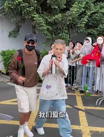 有网友问鹿晗私下一直这样吗？驼背体态不好？？？