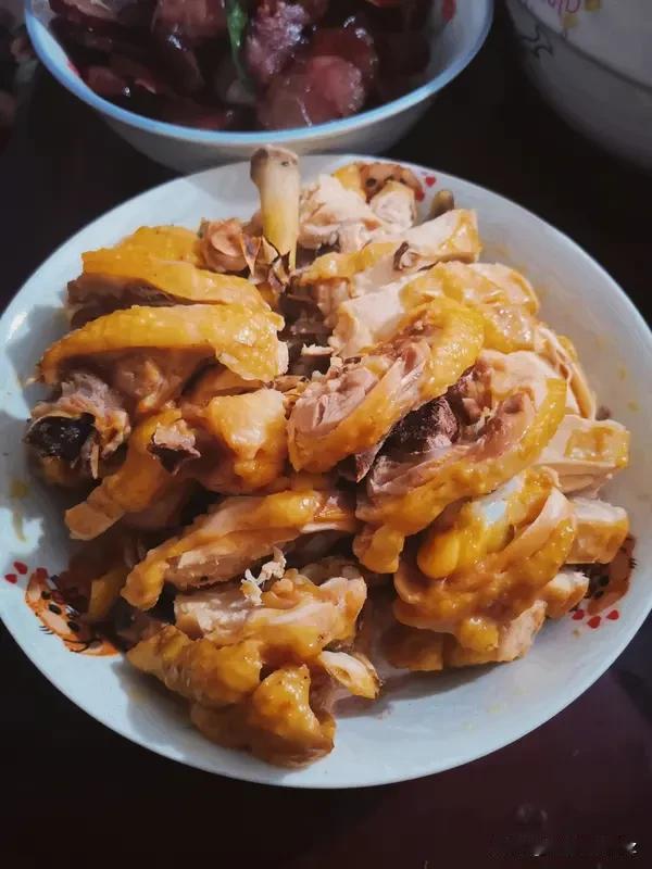还有那韵味十足的臭豆腐，别看它外表黑不溜秋，还散发着一股独特的“臭味”，但吃起来