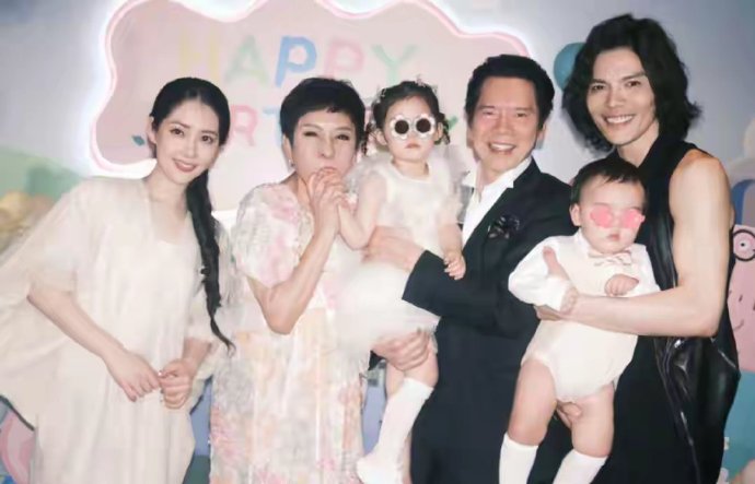 向华强迎77岁生日，儿子向佐晒一家四口合照，真是幸福又美满​​​