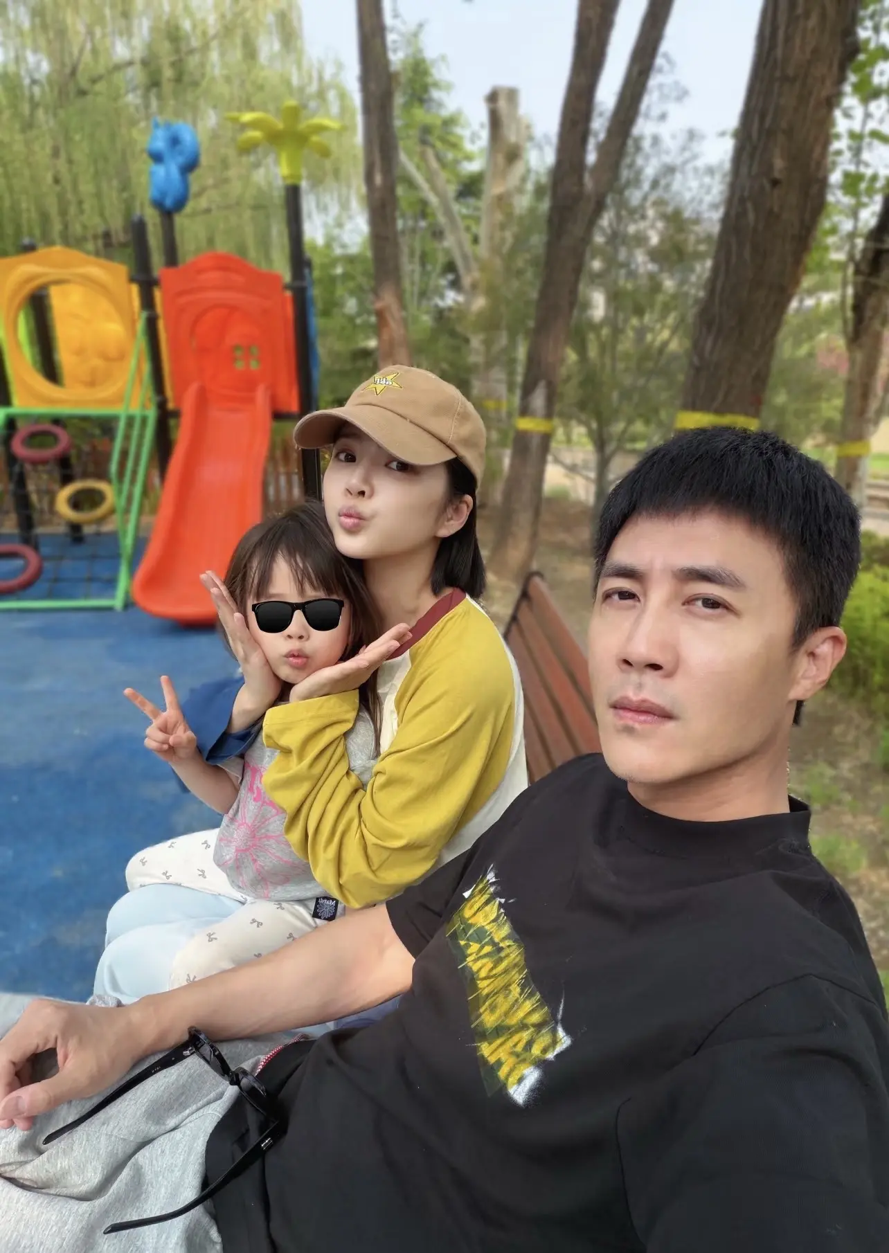 杜淳王灿周末带娃，小蛋饺遗传妈妈美貌。杜淳晒一家三口周末度假照，小蛋饺...