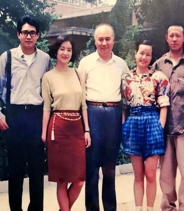 仔细看这张合影，眼光很难从一个人身上移开。不是林青霞。照片里，林青霞和秦汉