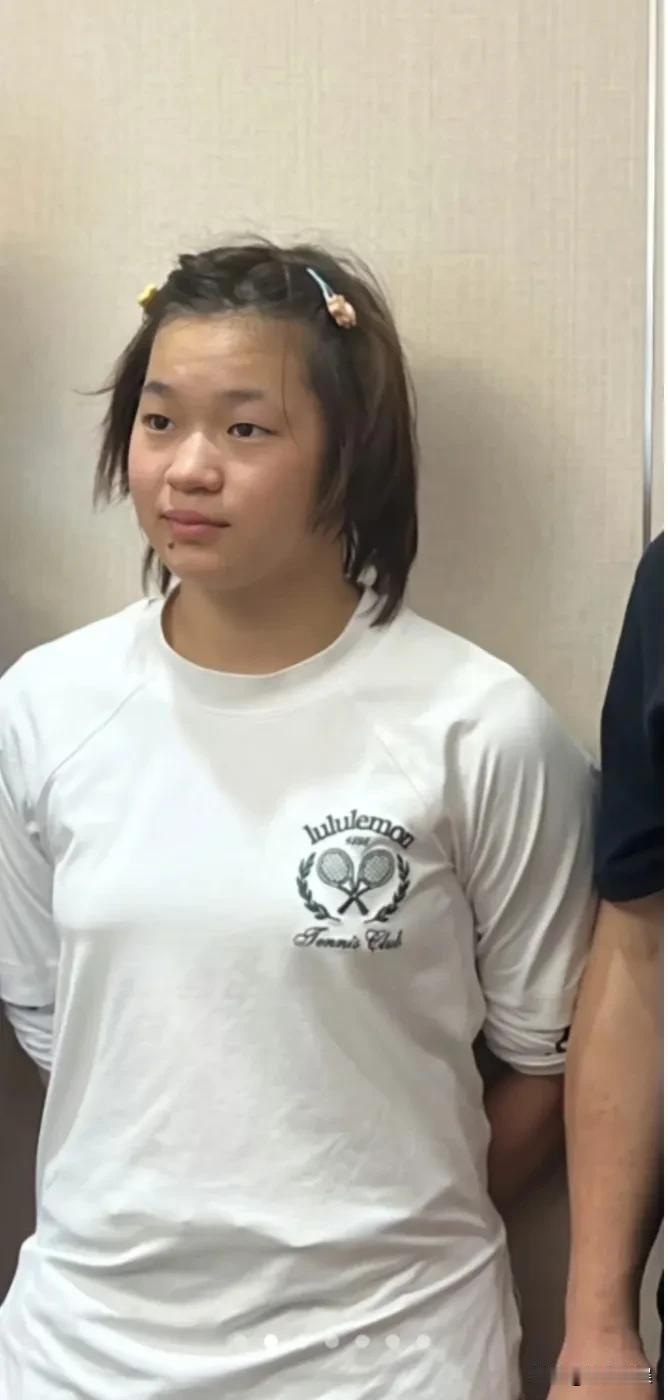 世界冠军这是真正发育了吗？看了全红婵近照，才发现她是易胖体质啊，可能遗传了妈妈